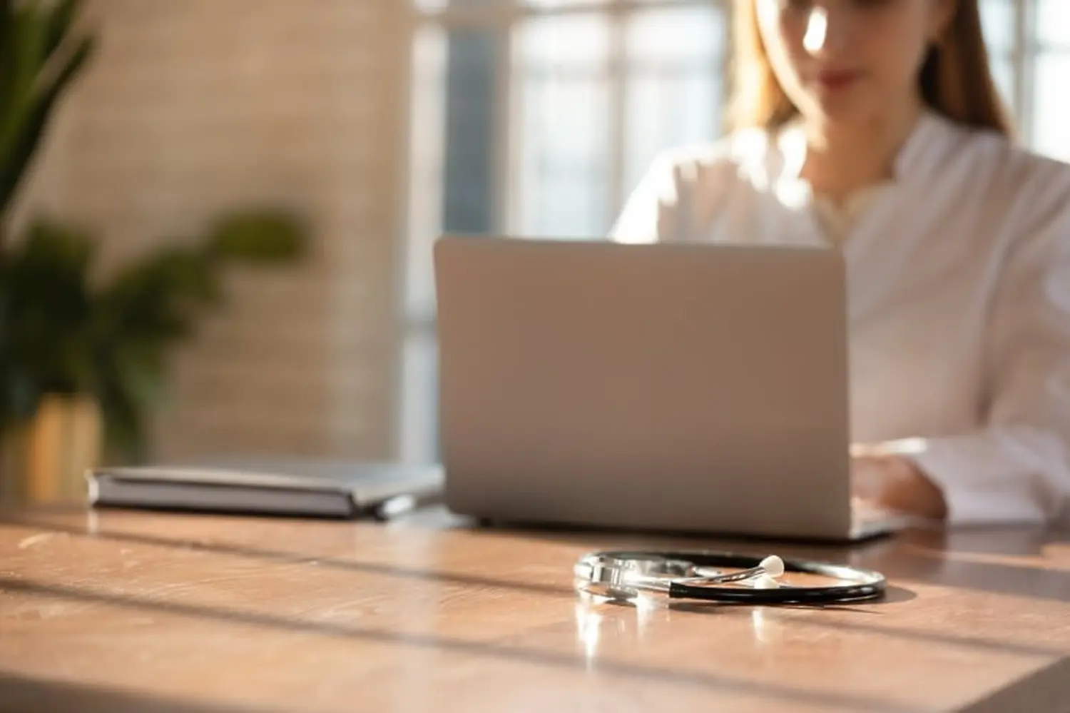 Vitalelebensweise - Martina Ernst, Frau mit Laptop